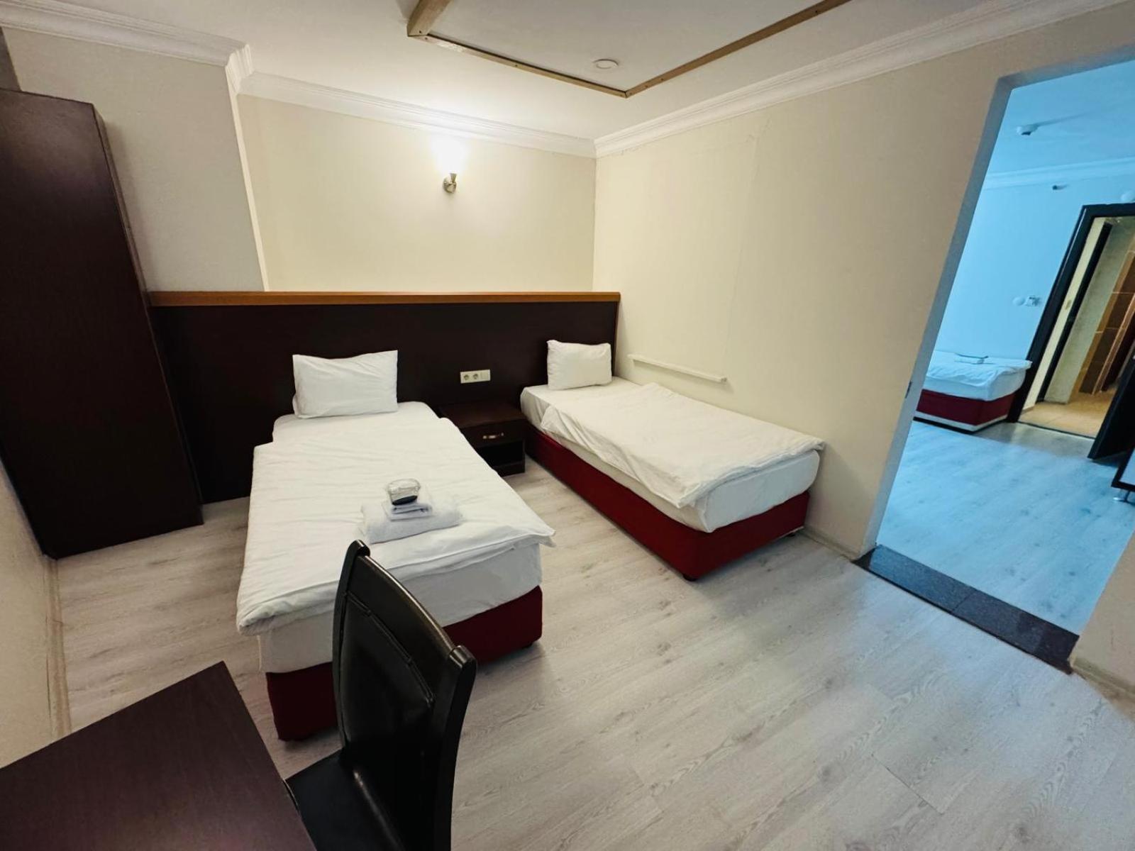 Red White Hotel — Photos 1