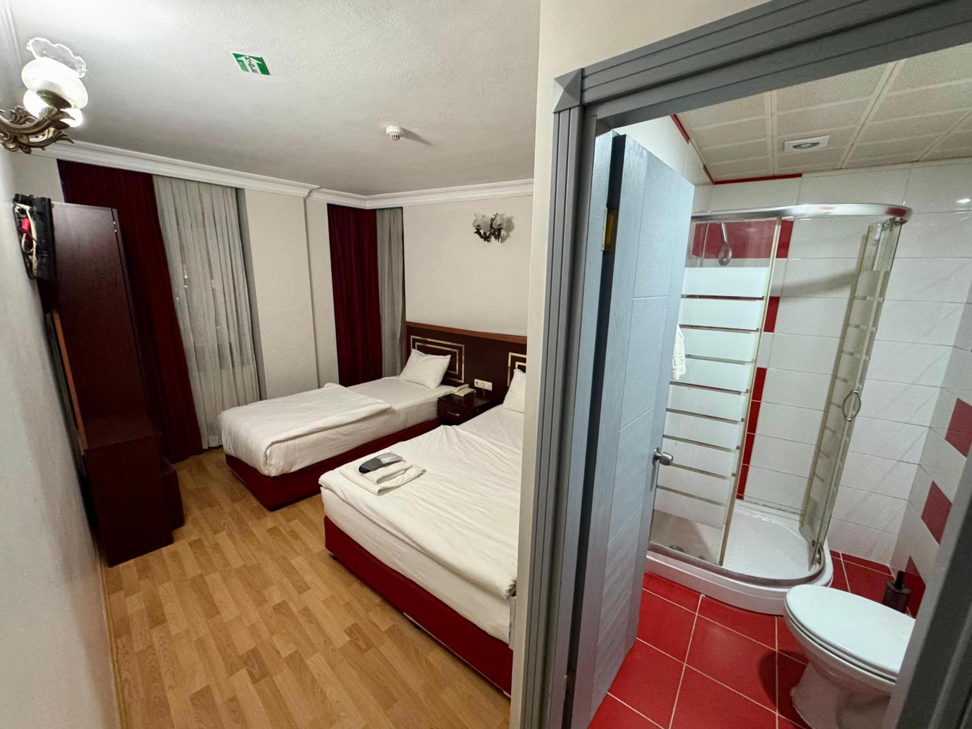 Red White Hotel — Photos 2